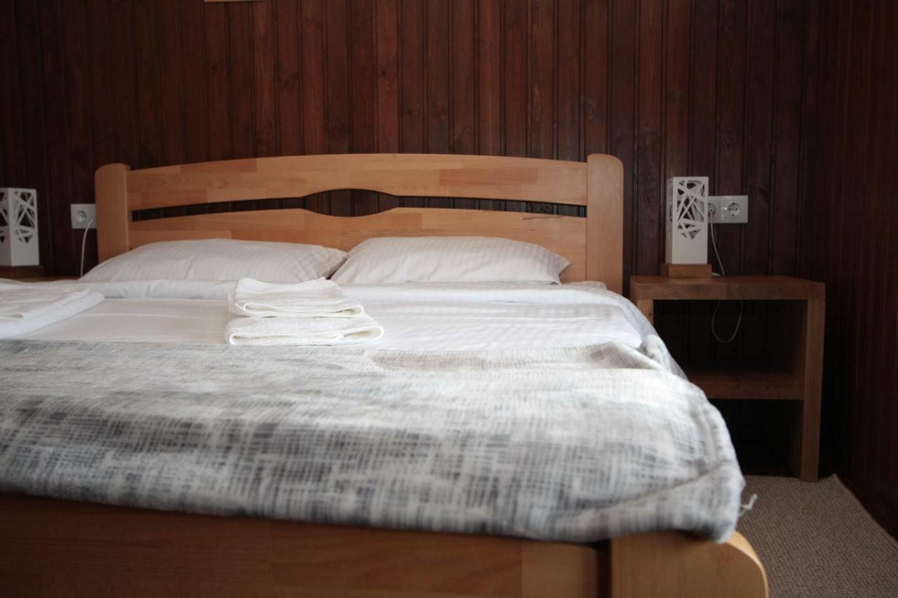 Ostrivky Hotel Svityaz' ภายนอก รูปภาพ